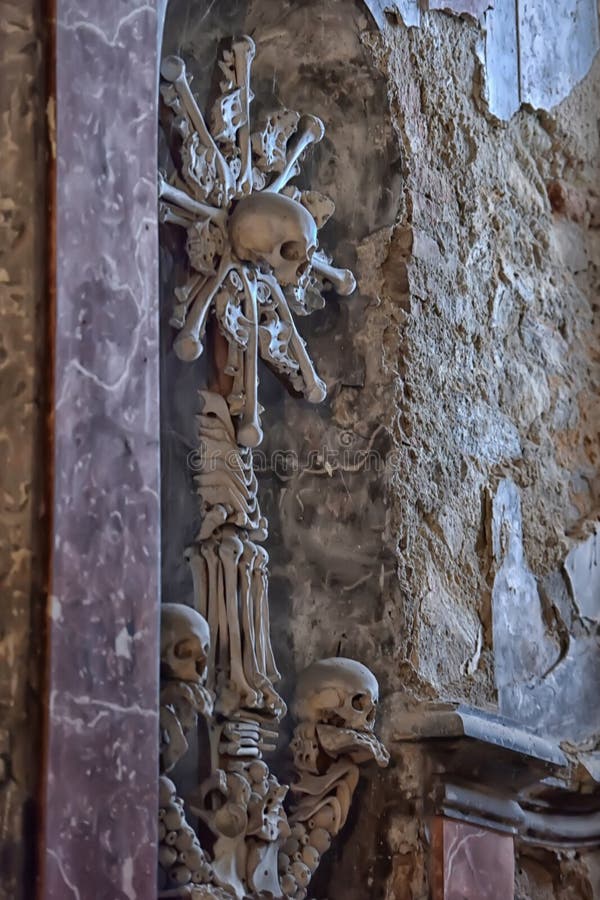 Cráneos Y Huesos, Osario Interior De Sedlec Kutna Hora ...