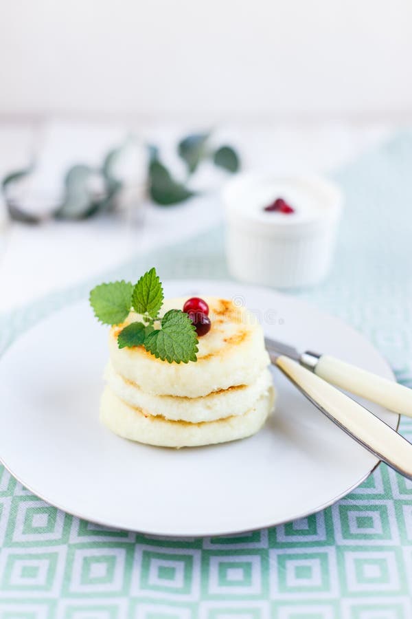 Cr?pes faites maison de fromage d'un plat blanc image stock Cr?pes faites maison de fromage d'un plat blanc image stock
