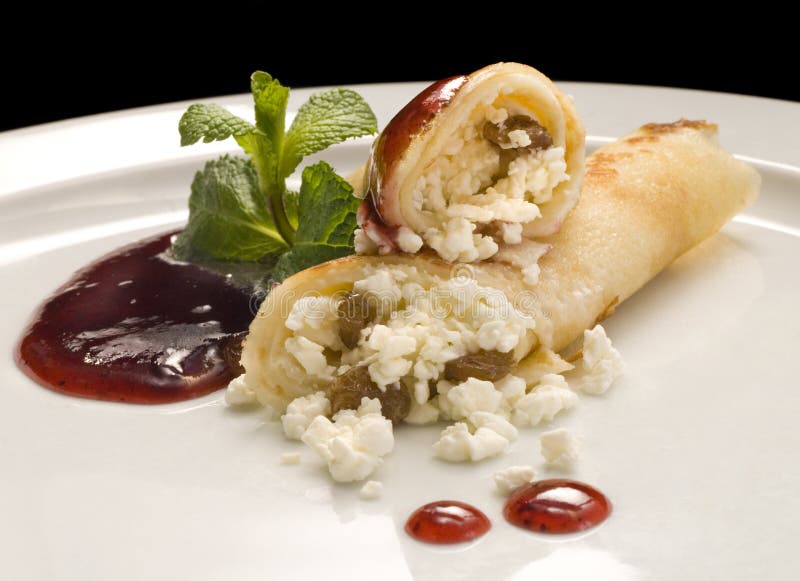 Cr?pes minces avec le fromage blanc et la confiture Concept traditionnel sain de petit d?jeuner images libres de droits Cr?pes minces avec le fromage blanc et la confiture Concept traditionnel sain de petit d?jeuner images libres de droits