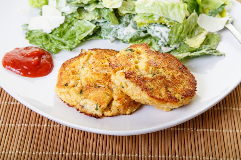 Crab Cakes and Cocktail Sauce with Caesar Salad Stock Afbeelding