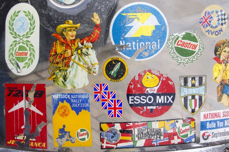 Crachás e etiquetas no para-brisa de Lambretta na exposição e no vintage clássicos anuais do carro foto de stock Crachás e etiquetas no para-brisa de Lambretta na exposição e no vintage clássicos anuais do carro foto de stock