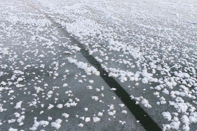 Поверхность льда с трещинами в. Лед на поверхности реки. Трещины на льду. Трещины во льду на реке.
