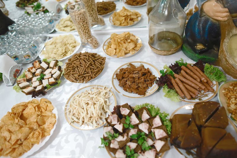 Cracker non sani differenti degli spuntini di variazione, dadi salati, paglie, la birra e spuntini, patatine fritte, arachidi, ba fotografia stock Cracker non sani differenti degli spuntini di variazione, dadi salati, paglie, la birra e spuntini, patatine fritte, arachidi, ba fotografia stock