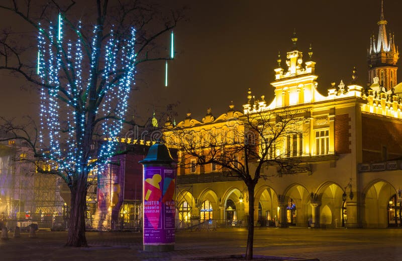 Cracovia, Polonia - 29 dicembre 2017: Rinascita Sukiennice o panno Corridoio a Cracovia, Polonia immagine stock libera da diritti Cracovia, Polonia - 29 dicembre 2017: Rinascita Sukiennice o panno Corridoio a Cracovia, Polonia immagine stock libera da diritti