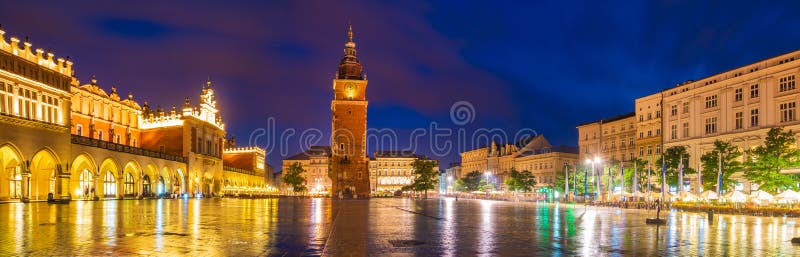 Cracovia, Polonia giugno 2018: Sukiennice di notte, quadrato principale del mercato immagine stock libera da diritti Cracovia, Polonia giugno 2018: Sukiennice di notte, quadrato principale del mercato immagine stock libera da diritti