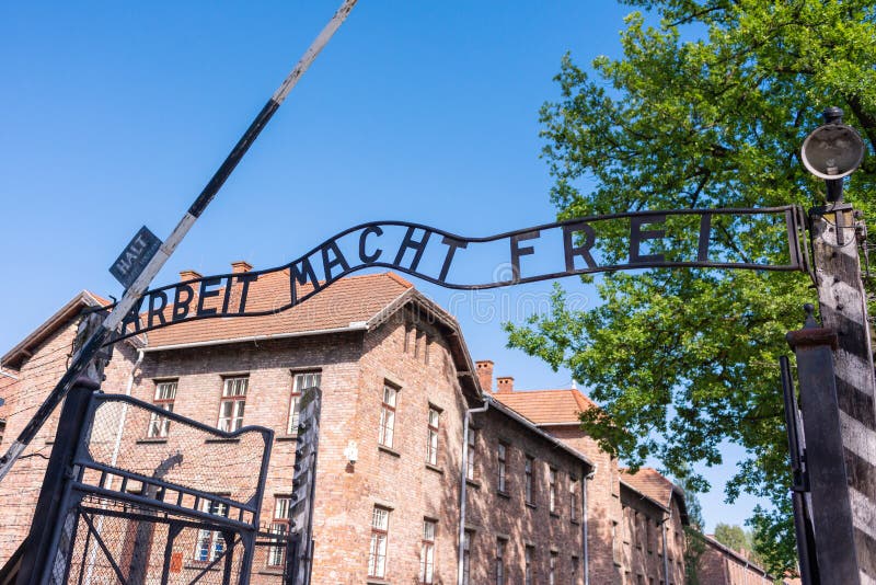 CRACOVIA, POLONIA - GIUGNO 2017: Un'entrata al campo di concentramento di auschwitz con macht Frei di Arbeit del segno malfamato fotografie stock libere da diritti CRACOVIA, POLONIA - GIUGNO 2017: Un'entrata al campo di concentramento di auschwitz con macht Frei di Arbeit del segno malfamato fotografie stock libere da diritti