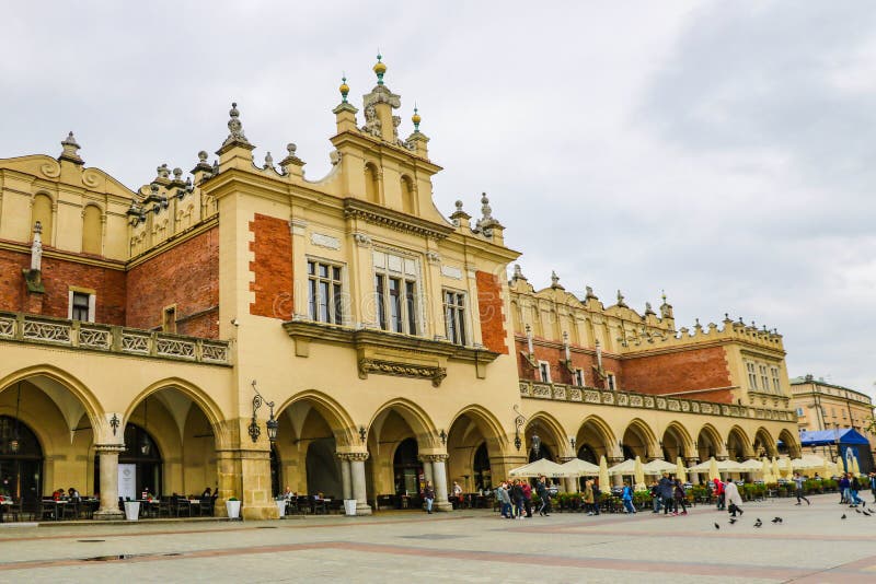 Cracovia, Polonia - 21 maggio 2019: Panno Corridoio sul quadrato principale del mercato a Cracovia immagine stock Cracovia, Polonia - 21 maggio 2019: Panno Corridoio sul quadrato principale del mercato a Cracovia immagine stock