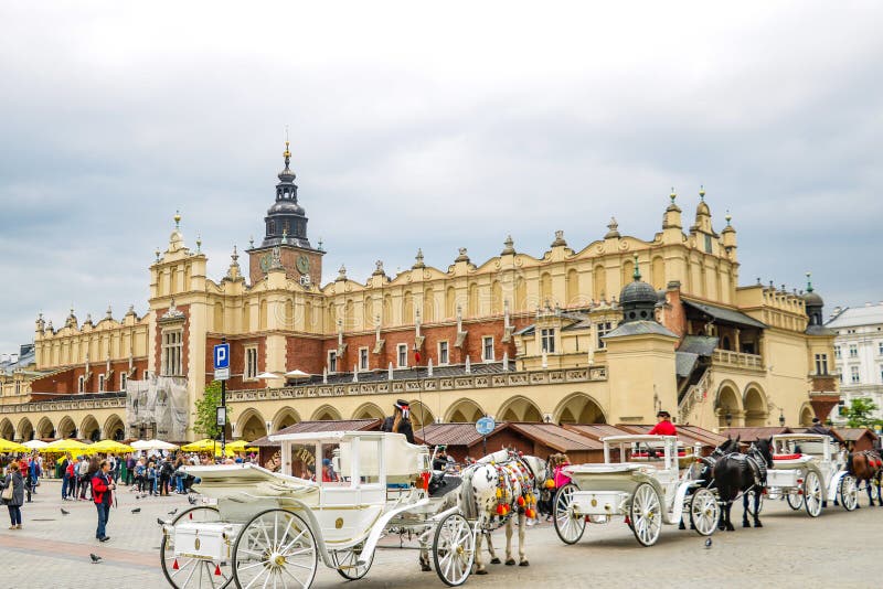 Cracovie, Pologne - 21 mai 2019 : Chariots de cheval à la place principale à Cracovie photo libre de droits Cracovie, Pologne - 21 mai 2019 : Chariots de cheval à la place principale à Cracovie photo libre de droits