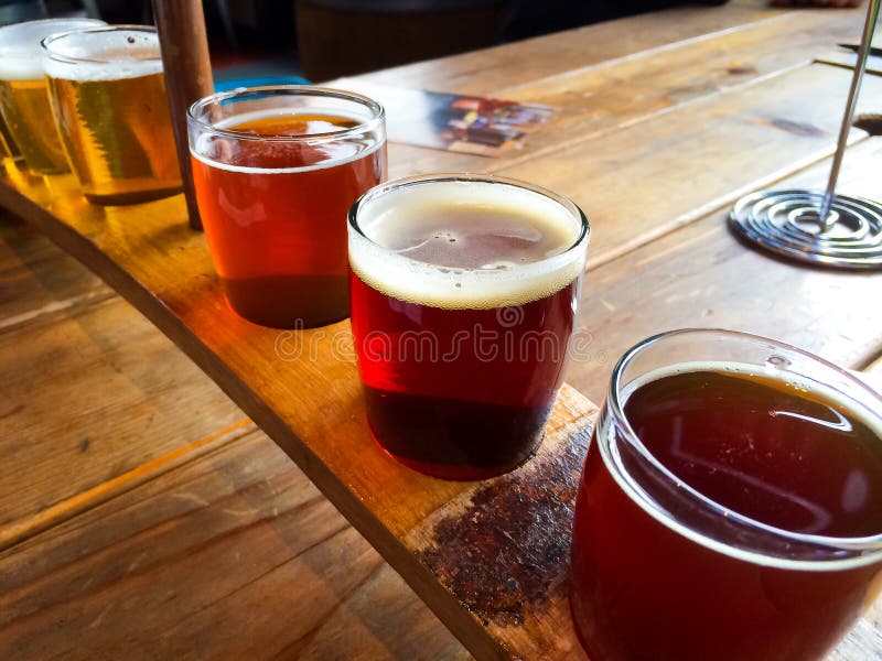 Le birre artigianali sono serviti insieme in un sampler tray per gli appassionati della birra, in un ristorante, in Oregon.