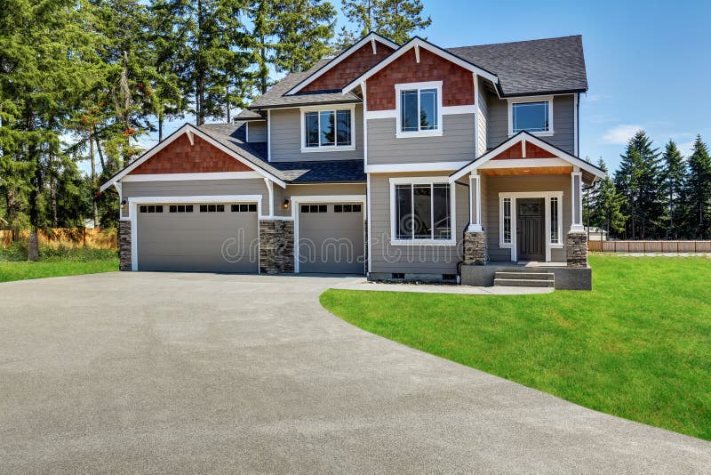Craftsman American house with rocks trim, garage and concrete floor porch stock images Craftsman American house with rocks trim, garage and concrete floor porch stock images