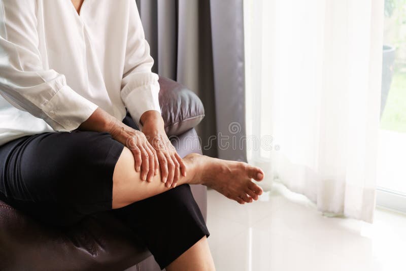 Crampo di gamba, donna senior che soffre dal dolore del crampo di gamba a casa, concetto di problema sanitario