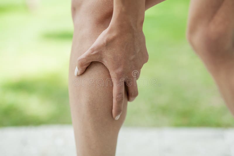 Crampo nel vitello della gamba durante l'attività di sport