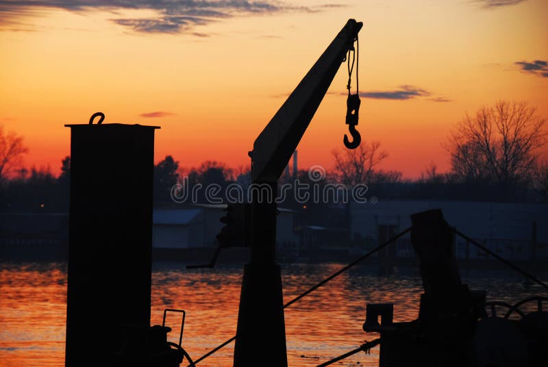 Cran et coucher du soleil de bateau chez la rivière Save