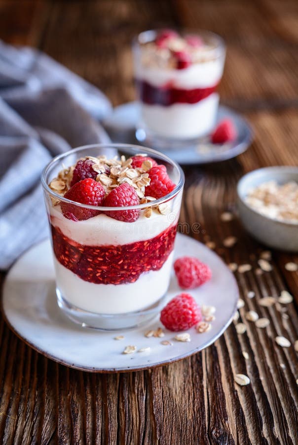 Cranachan - tradycyjny deser z śmietanką, oatmeal i malinkami batożącymi, zdjęcia stock Cranachan - tradycyjny deser z śmietanką, oatmeal i malinkami batożącymi, zdjęcia stock