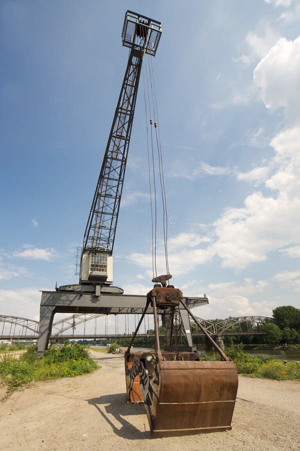 Crane en el río - Francfort, Alemania imagen de archivo libre de regalías Crane en el río - Francfort, Alemania imagen de archivo libre de regalías