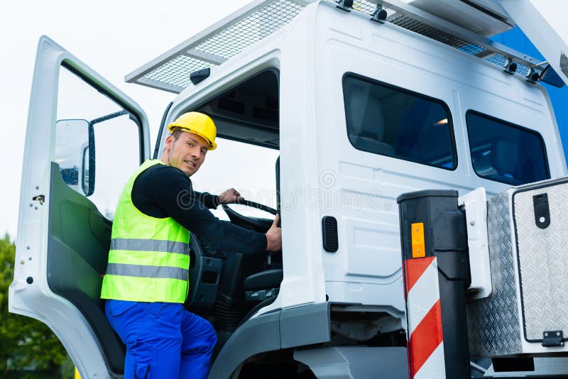 Jeřáb nebo řidič řízení nákladní auto přes budova nebo konstrukce stránky.