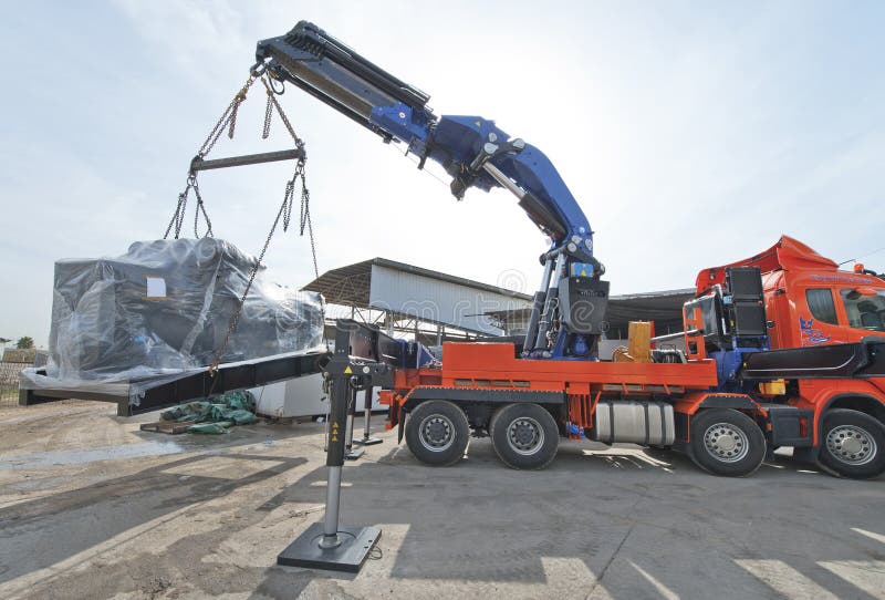 Crane Truck på arbete royaltyfri bild Crane Truck på arbete royaltyfri bild