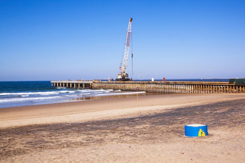 Download Crane Working På Konstruktion Av Pir På Den Durban Strandframdelen Arkivfoto - Bild av semester, destination: 76703584