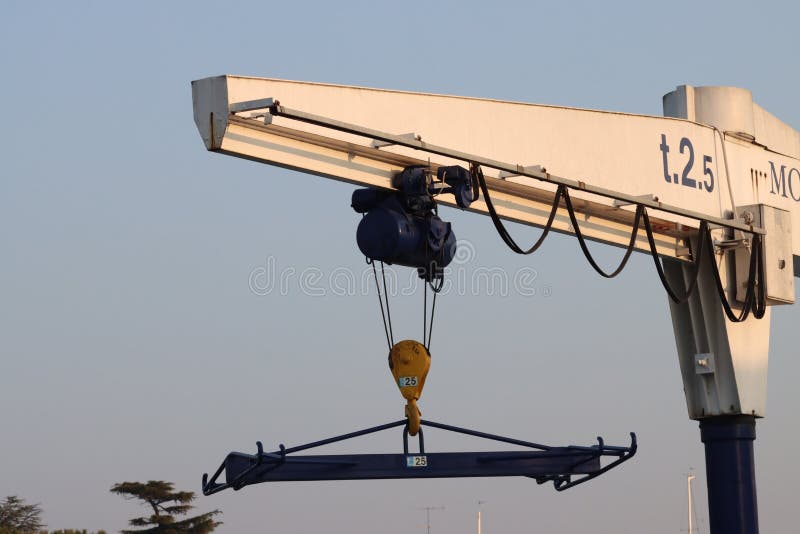 Cranes for Lifting and Moving Boats Cranes for Lifting and Moving Boats