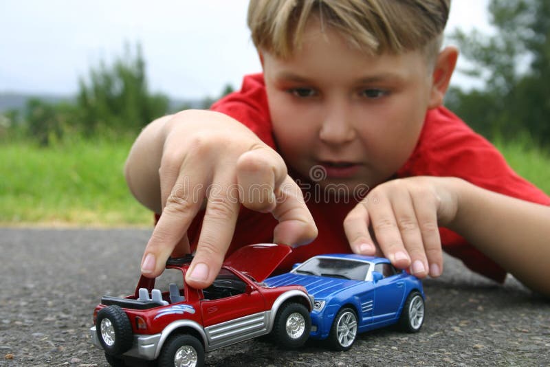 Ragazzo giocattolo automobili.