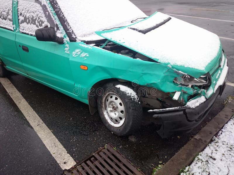 Crashed car. Green wreck under dusting of snow royalty free stock images Crashed car. Green wreck under dusting of snow royalty free stock images