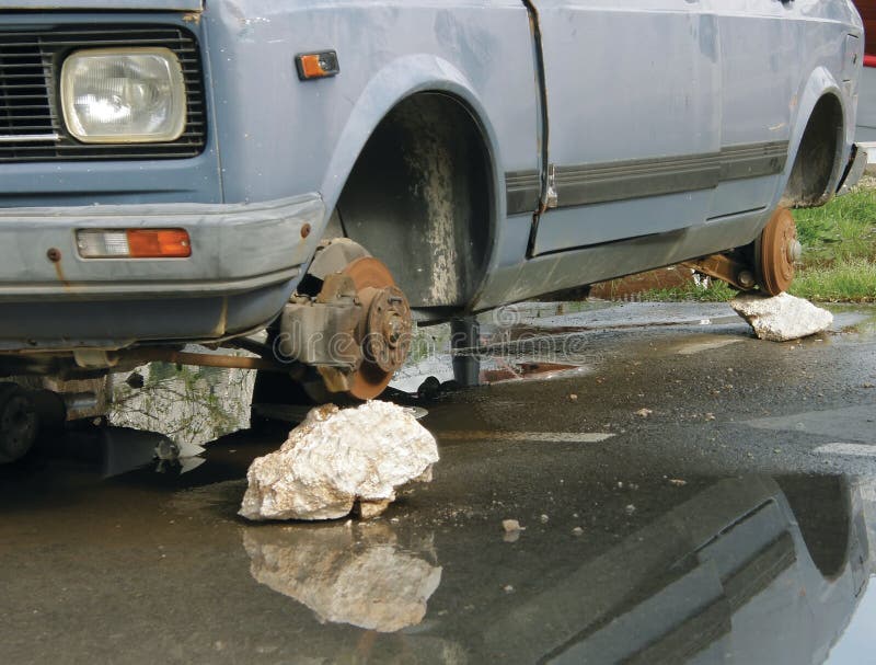 Crashed, destroyed car- no tyres