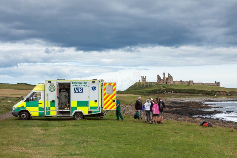 CRASTER, NORTHUMBERLAND/UK - 18-ОЕ АВГУСТА: Машина скорой помощи на сцене стоковая фотография rf CRASTER, NORTHUMBERLAND/UK - 18-ОЕ АВГУСТА: Машина скорой помощи на сцене стоковая фотография rf