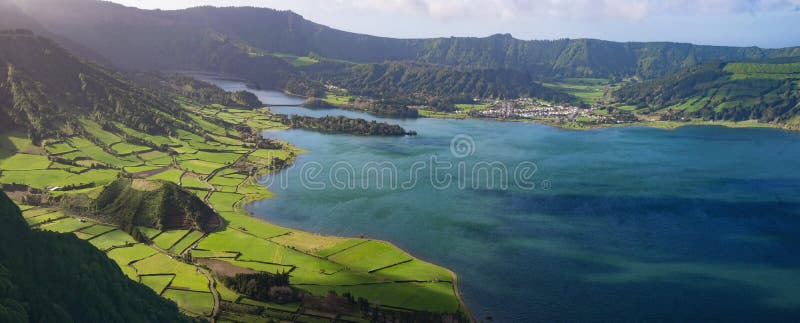 Cratere laghi di origine vulcanica (Azzorre), circondato dal verde della foresta.