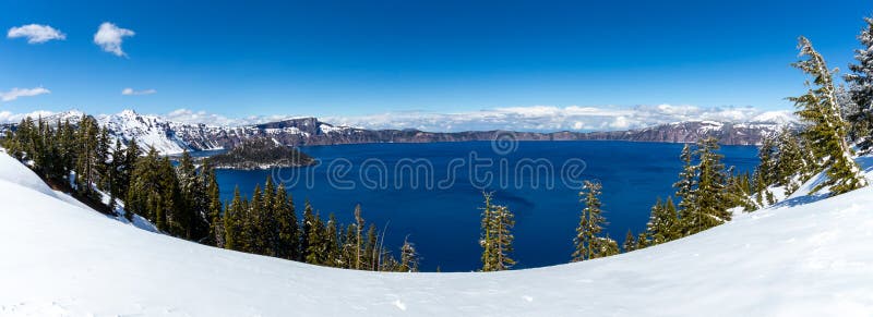 Crater Lake National Park é um parque nacional americano localizado no sul do Oregon, quinto parque nacional mais antigo dos Esta imagem de stock royalty free Crater Lake National Park é um parque nacional americano localizado no sul do Oregon, quinto parque nacional mais antigo dos Esta imagem de stock royalty free
