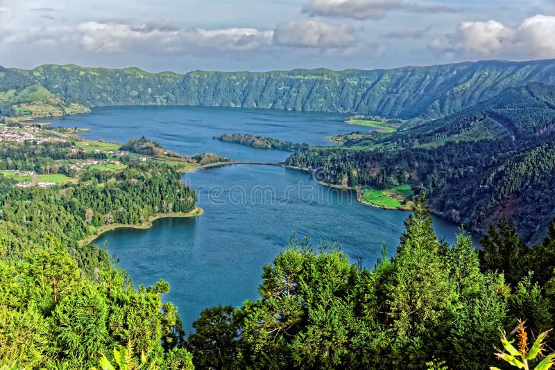 Laghi gemelli nel cratere di un vulcano spento, sull'Isola di Modo Miguel, nell'arcipelago portoghese delle Azzorre.