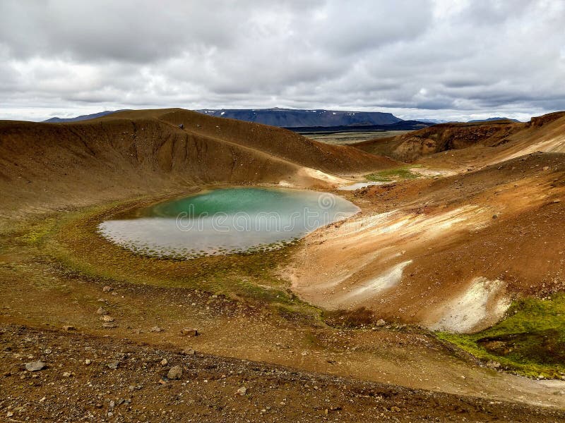 Cratere del vulcano viti con lago all'interno dell'area vulcanica di Krafla immagini stock libere da diritti