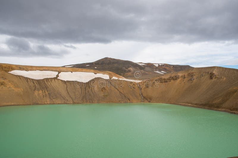 Cratere di viti con lago nel vulcano krafla in islanda immagine stock libera da diritti