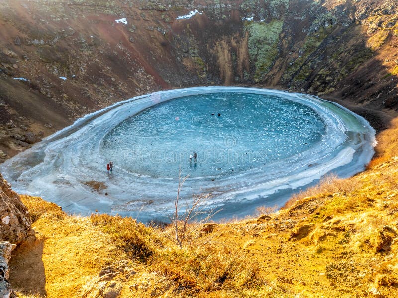 Cratere nella stagione invernale, Islanda di Kerid fotografia stock libera da diritti Cratere nella stagione invernale, Islanda di Kerid fotografia stock libera da diritti