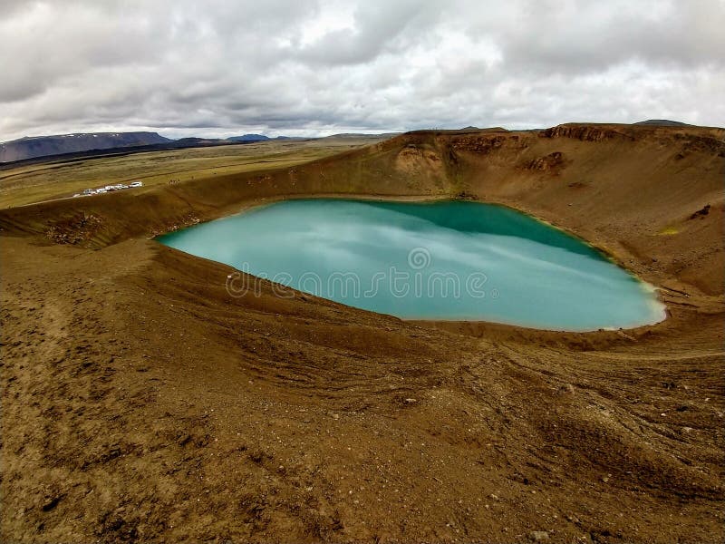 Cratere vulcanico viti con lago all'interno dell'area vulcanica di Krafla immagine stock libera da diritti