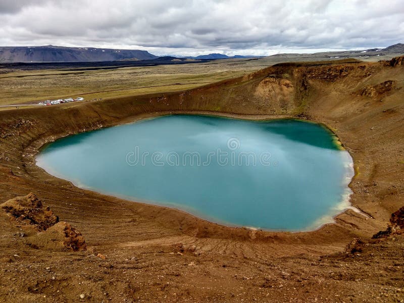 Cratere vulcanico viti con lago all'interno dell'area vulcanica di Krafla immagine stock