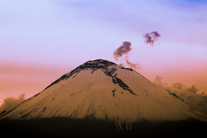 Cratère volcanique au coucher du soleil photographie stock libre de droits Cratère volcanique au coucher du soleil photographie stock libre de droits