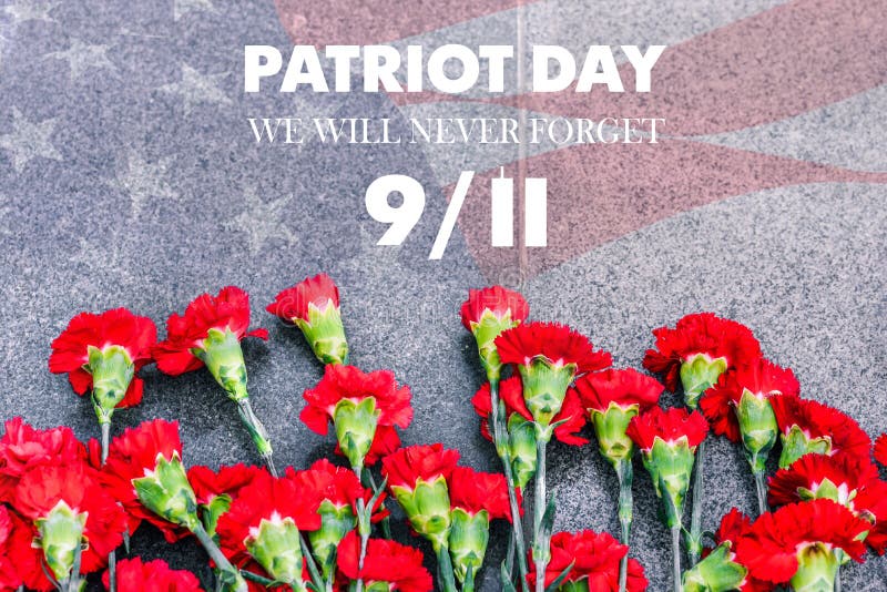 Cravos no memorial com a bandeira americana e a frase patriota. 11 de setembro. nós nunca esqueceremos. aniversário