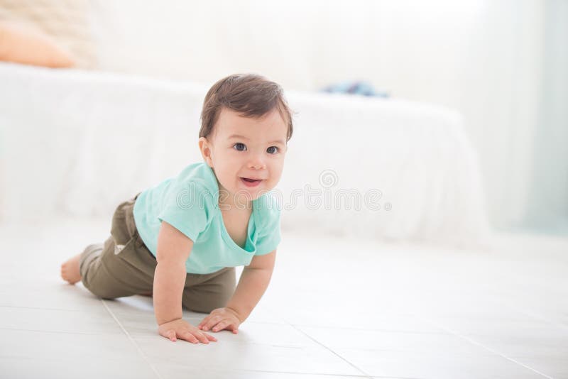 Crawling baby boy royalty free stock images Crawling baby boy royalty free stock images