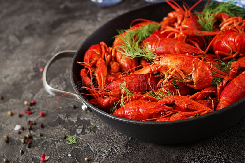 crayfish Czerwoni gotowani crawfishes na stole w wieśniaka stylu, zbliżenie obrazy royalty free crayfish Czerwoni gotowani crawfishes na stole w wieśniaka stylu, zbliżenie obrazy royalty free
