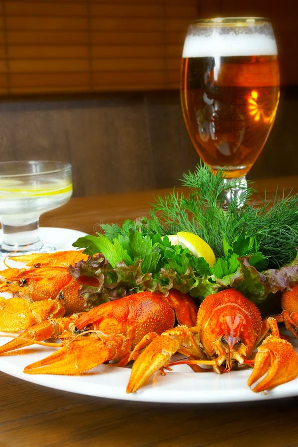 Crayfishs con birra su una tabella al ristorante fotografie stock Crayfishs con birra su una tabella al ristorante fotografie stock
