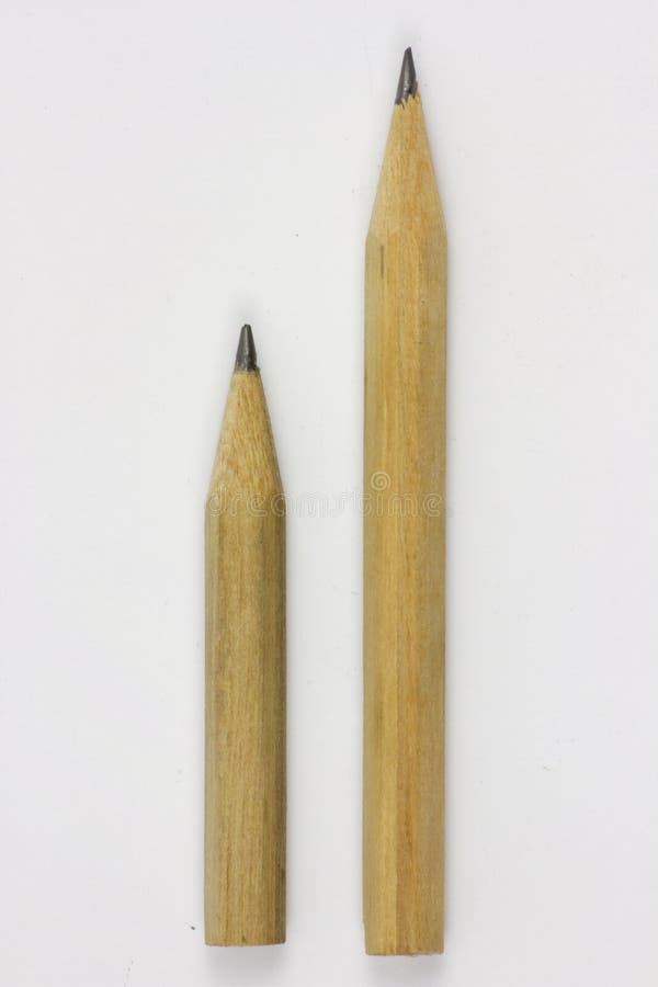 Crayon avec l'affilage sur le fond de livre blanc photographie stock Crayon avec l'affilage sur le fond de livre blanc photographie stock