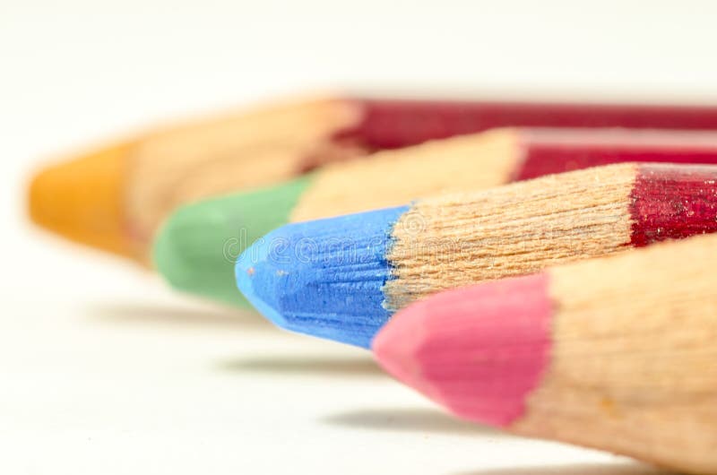 Crayon coloré par quatre dans la ligne images libres de droits Crayon coloré par quatre dans la ligne images libres de droits