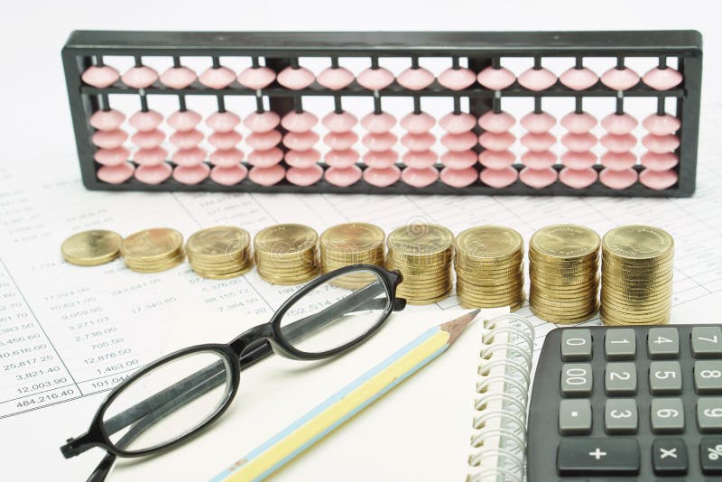Crayon et lunettes sur le carnet avec la calculatrice sur les documents financiers image libre de droits Crayon et lunettes sur le carnet avec la calculatrice sur les documents financiers image libre de droits