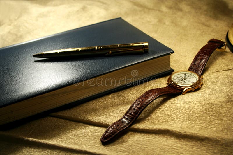 Crayon lecteur et montre de carnet image stock Crayon lecteur et montre de carnet image stock