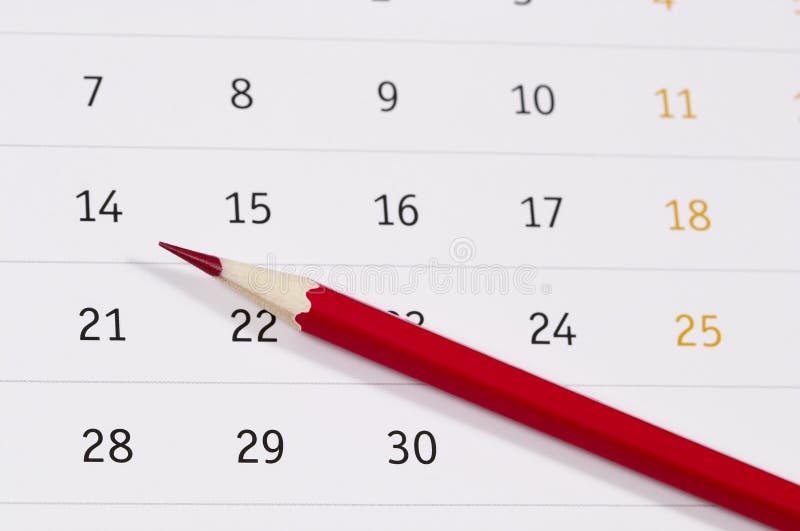 Crayon rouge au-dessus de calendrier photo libre de droits Crayon rouge au-dessus de calendrier photo libre de droits