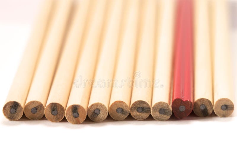 Crayon rouge parmi en bois photographie stock libre de droits Crayon rouge parmi en bois photographie stock libre de droits