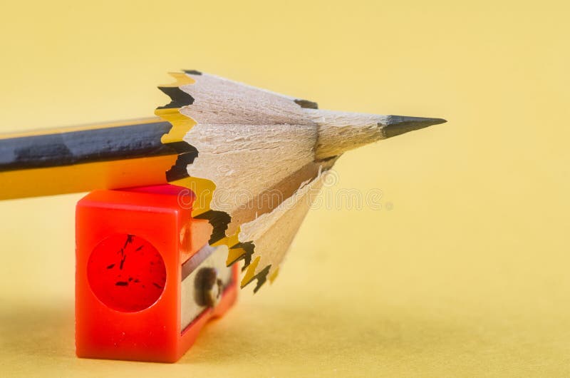 Crayonnez avec lui les copeaux et l'aff?teuse au-dessus du fond jaune image libre de droits Crayonnez avec lui les copeaux et l'aff?teuse au-dessus du fond jaune image libre de droits