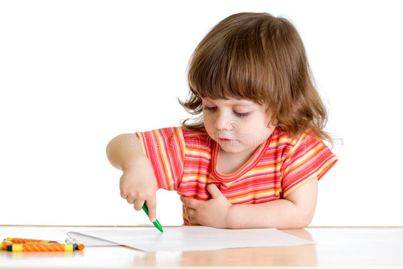 Девочка рисует цветными карандашами стоковое фото