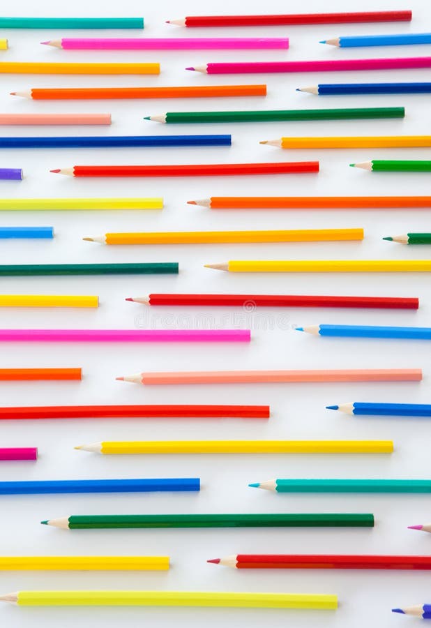 Crayons colorés dans les lignes parallèles photos libres de droits Crayons colorés dans les lignes parallèles photos libres de droits