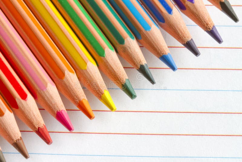 Crayons colorés de crayons sur le livre blanc photos libres de droits Crayons colorés de crayons sur le livre blanc photos libres de droits